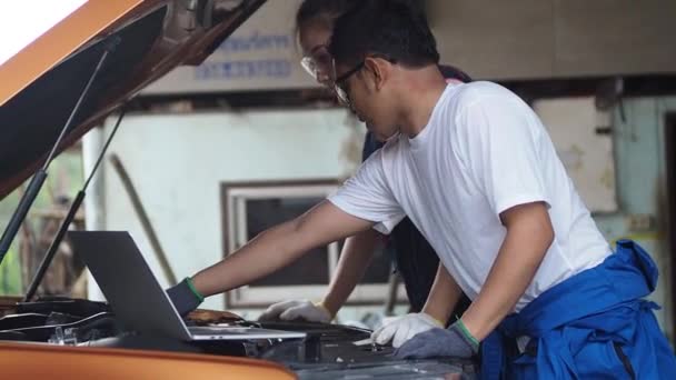 Mannelijke Automonteur Geeft Les Aan Een Vrouwelijke Leerling Garage Man — Stockvideo
