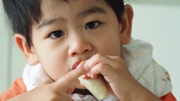 Seorang Anak Kecil Menikmati Sarapan — Stok Video