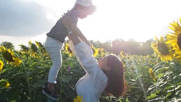 Bonne Mère Joyeuse Tenant Son Petit Fils Haut Dans Les — Video