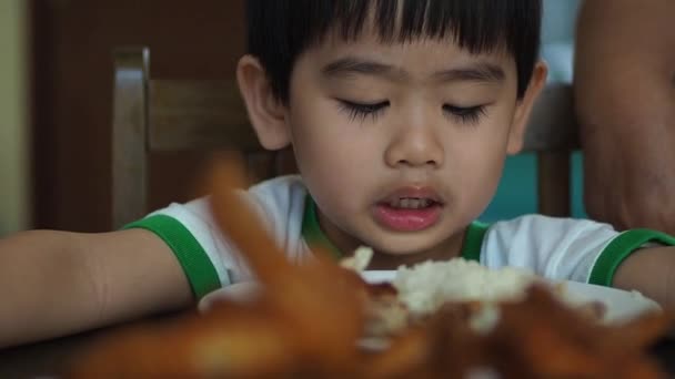 Micul Dejun Gustos Micuţul Băiat Şcoală Mănâncă Micul Dejun Mâncare — Videoclip de stoc