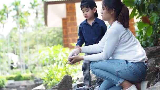 Slomotion Mãe Seu Filho Estão Alimentando Peixes — Vídeo de Stock