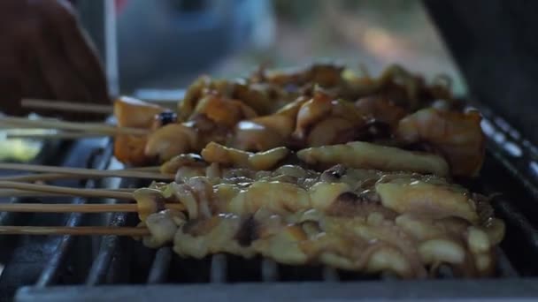Grilované chobotnice vařící na grilu na trhu s potravinami je pouliční jídlo Thajska. Oliheň na grilu.