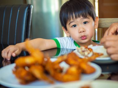 Lezzetli bir kahvaltı. Küçük okul çocuğu kahvaltı yapıyor. Çocuklar ve okul çocukları için sağlıklı beslenme.