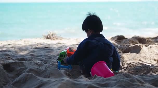 Criança Brincando Praia Tropical Férias Família Bonito Menino Brincando Areia — Vídeo de Stock