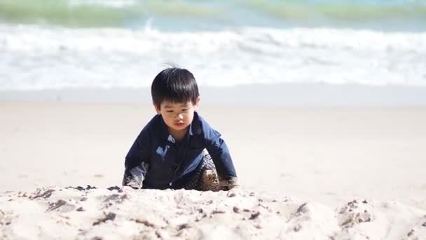 Ребенок Играет Тропическом Пляже Семейный Летний Отпуск Милый Мальчик Играет — стоковое видео