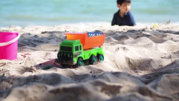 Bambino Che Gioca Sulla Spiaggia Tropicale Vacanze Estive Famiglia Carino — Video Stock