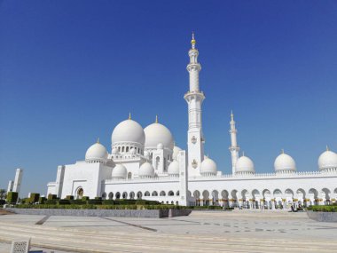 Şeyh Zayed Camii beyaz mermerle süslenmiş.
