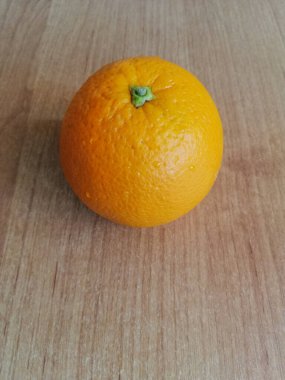 Masadaki portakal.