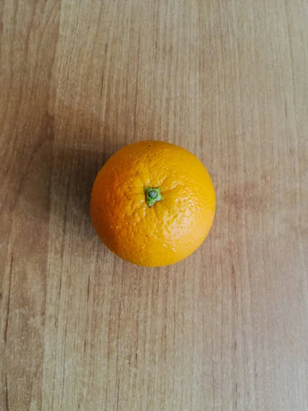 Naranja Sobre Mesa —  Fotos de Stock