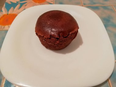 Masanın üzerinde çikolatalı kek var.