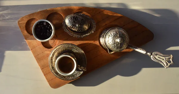 Tahta tabakta Türk kahvesi