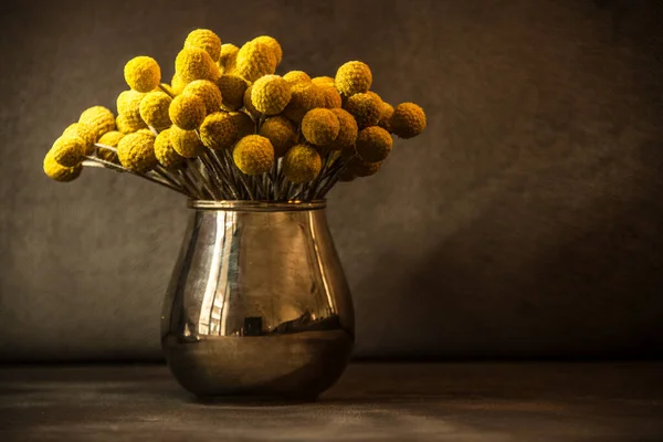 Gümüş vazoda sarı top çiçekleri