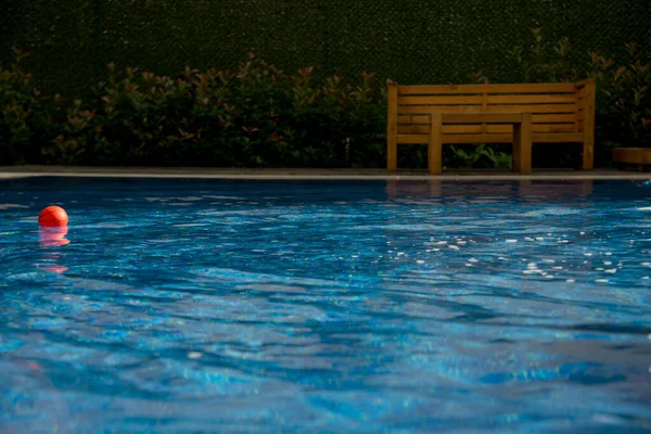 Tahta masa, kahve masası ve kakanın yanındaki küçük top.