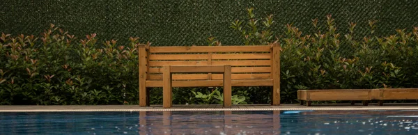 Tahta masa ve bilardo masası.