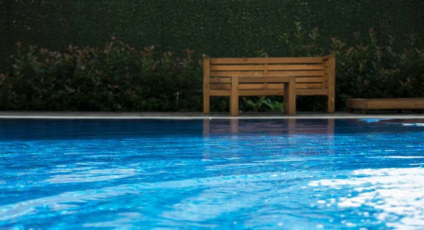 Tahta masa ve bilardo masası.