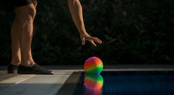 Adam bilardodan renkli top topluyor.