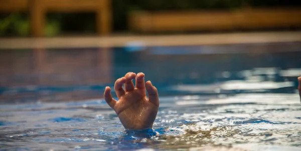 Havuzun dibindeki çocuğun eli.