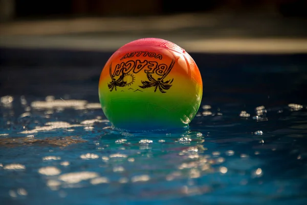 Havuzdaki renkli top.