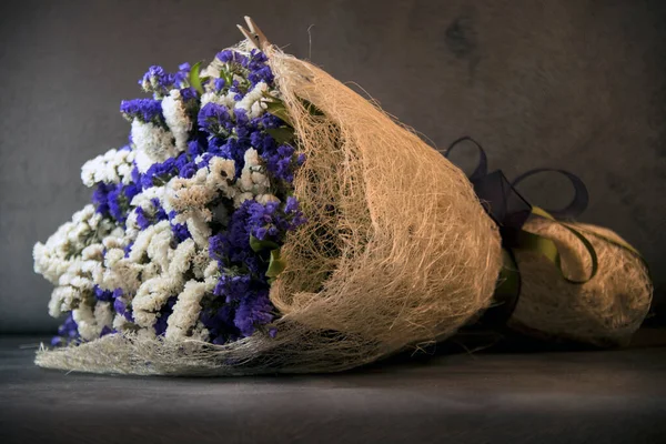 Bir buket beyaz ve mor çiçek.