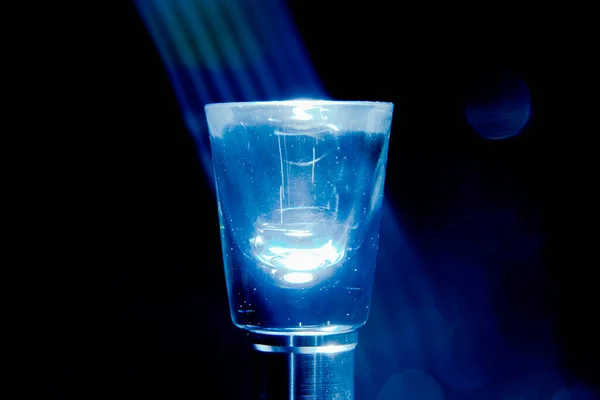 Siyah arkaplanda shot camı