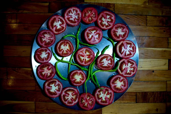 Demir tabakta domates ve yeşil biber