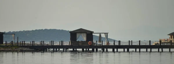 Ahşap iskeledeki bungalov evi.