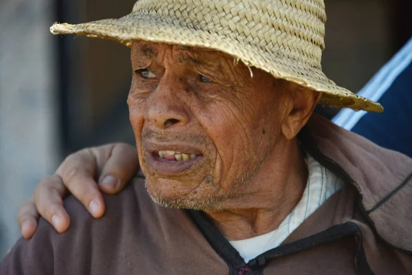 Marakeş 'te bir sokak satıcısı olan 90 yaşında bir adam.