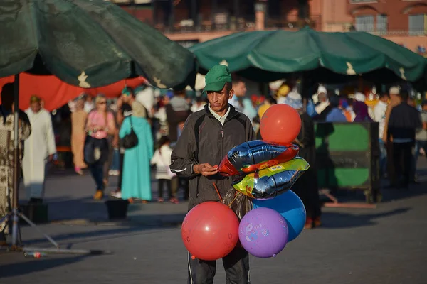 Mann Verdient Geld Mit Dem Verkauf Von Luftballons Auf Der — Stockfoto