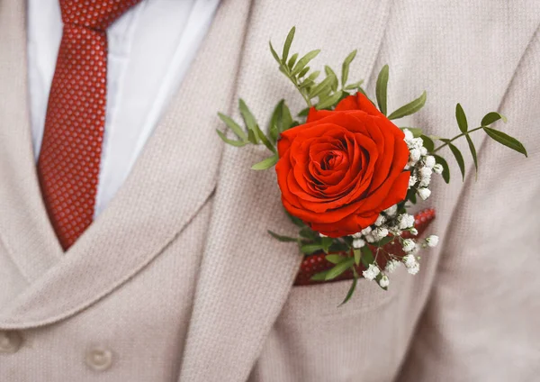 Męski Garnitur Ślubny Białej Koszuli Krawacie Czerwonej Kropce Ozdobiony Kwiatem — Zdjęcie stockowe