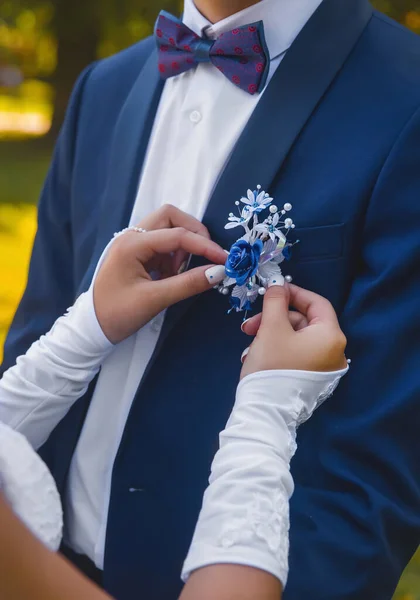 결혼식 장갑을 신부의 셔츠와 넥타이를 신랑의 양복에 모양으로 장식을 조정한다 — 스톡 사진