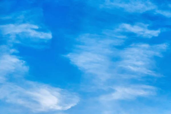 Nuvens Brancas Aéreas Contra Céu Azul Textura Fundo — Fotografia de Stock