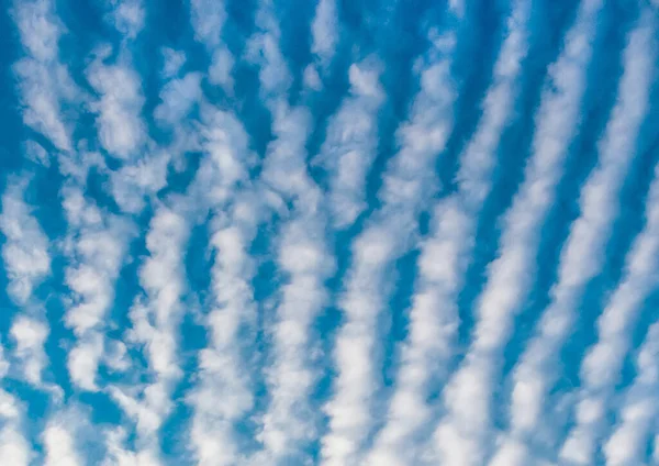 Nuvens Listradas Abstratas Fundo Céu Azul — Fotografia de Stock