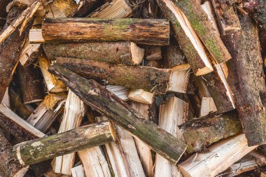 Kirli odun yığını