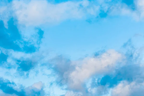 Céu Azul Dia Com Luz Nuvens Escuras Fundo Natural — Fotografia de Stock