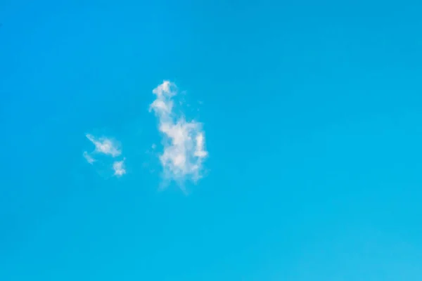 Pequena Nuvem Branca Solitária Céu Azul Textura Fundo — Fotografia de Stock