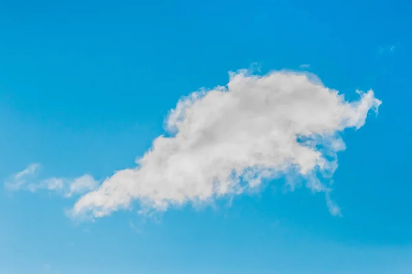 Nube Blanca Solitaria Sobre Fondo Azul Del Cielo —  Fotos de Stock