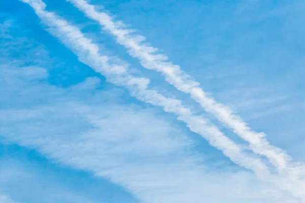 Vestígios Avião Contra Céu Azul Com Nuvens Brancas — Fotografia de Stock