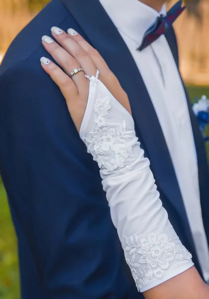 Casamento Mão Noiva Uma Luva Casamento Ombro Noivo Terno Azul — Fotografia de Stock