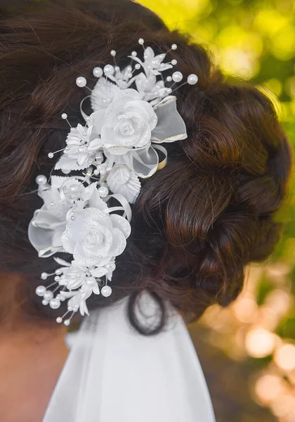 Esküvői Frizura Menyasszony Barna Fehér Rózsa Dekoráció Közelkép — Stock Fotó