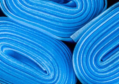 Mavi köpük rulo, endüstriyel ısı yalıtımlı plakalar, inşaat malzemeleri. Döşemeler lamine ve parke için rulolarla kaplı..