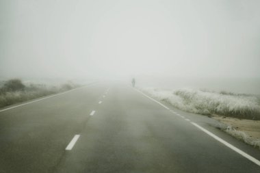 Bisikletli yol, soğuk sis ve kar.