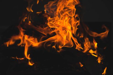 Tasarım için siyah arkaplanda, soyut ateş