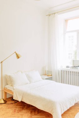 Oturma odasının içinde kanepeler, rattan masa ve yumuşak halı var. Yüksek kalite fotoğraf