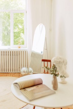 Oturma odasının içinde kanepeler, rattan masa ve yumuşak halı var. Yüksek kalite fotoğraf