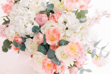 Oturma odasının içinde kanepeler, rattan masa ve yumuşak halı var. Yüksek kalite fotoğraf