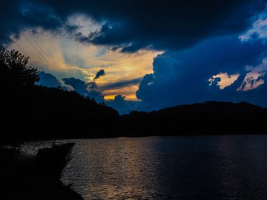 Gölün kenarında güzel bir gün batımı