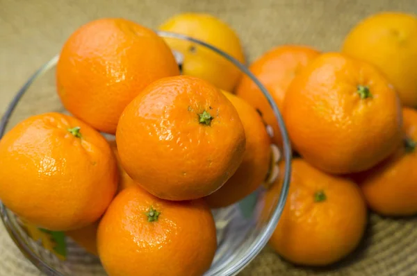 bir tabloda bir vazoda güzel sulu mandalina