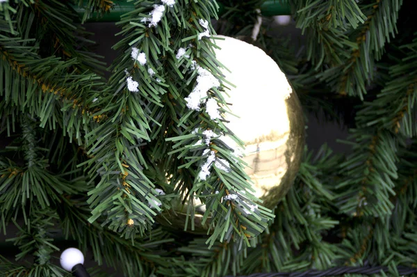 Natal Abeto Com Bolas Coloridas — Fotografia de Stock