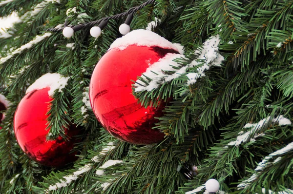 Natal Abeto Com Bolas Coloridas — Fotografia de Stock