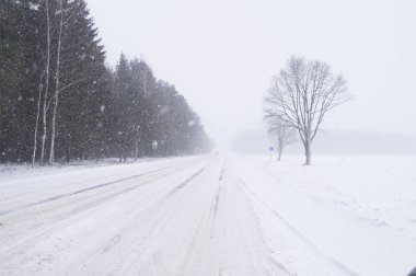 Kış road arabaya güçlü bir fırtına